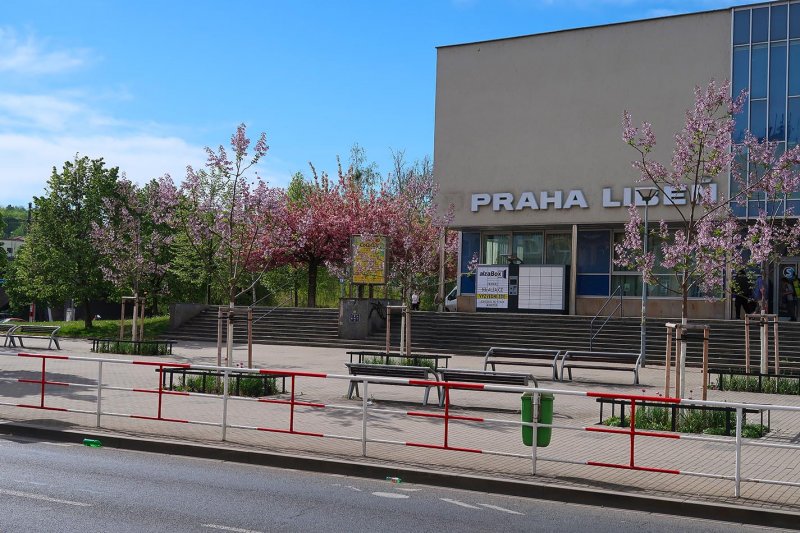 Nádraží Praha Libeň ve fialových tónech